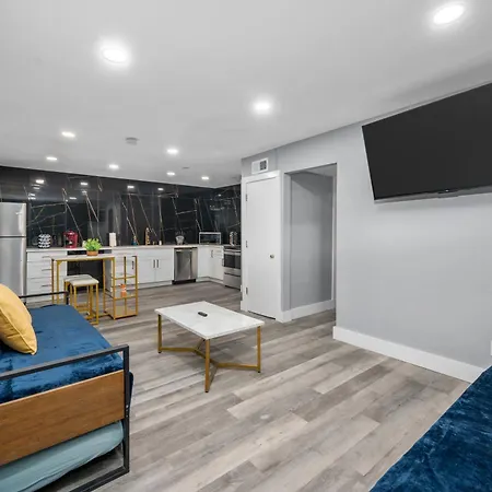 Chic Heights Retreat With Pool And Free Parking Apartment